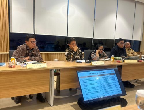 Dari kiri ke kanan: Kepala BPOM, Menteri Kesehatan, Wakil Ketua BGN dan Deputi Badan Komunikasi Pemerintah mendegar rekomendasi yang disampaikan sejumlah organisasi perwakilan masyarakat sipil pada Diskusi Perbaikan MBG yang diselenggarakan di Kemeterian Kesehatan, Selasa, 7 Oktober 2025.