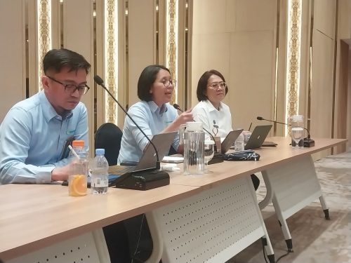 Dalam Foto: Prof. Asnawi (Kepala BKPK Kemenkes RI), Bu Endang ( Dirjen Kesehatan Primer dan Komunitas Kemenkes RI), dan Bu Prima (Deputi Sistem dan Tata Kelola Badan Gizi Nasional RI)